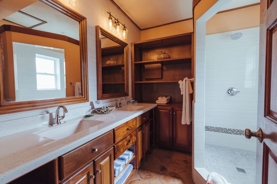 Shower, rainfall showerhead, free toiletries, hair dryer