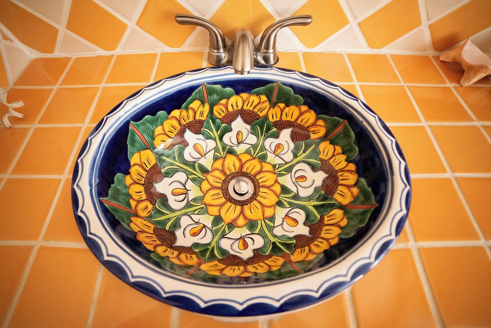 Shower, rainfall showerhead, free toiletries, hair dryer