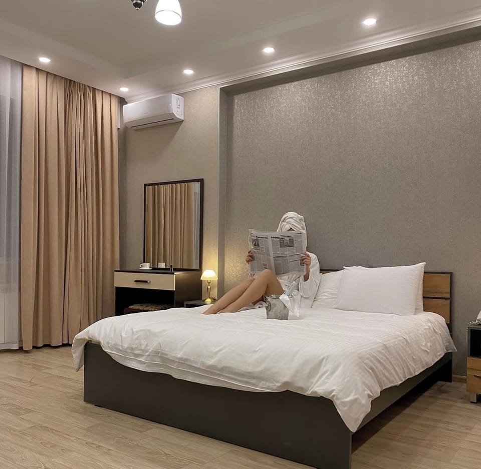 Deluxe Room | Minibar, in-room safe, desk, blackout drapes