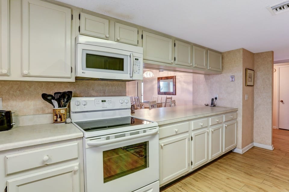Condo, 3 Bedrooms | Private kitchen | Full-size fridge, microwave, oven, stovetop