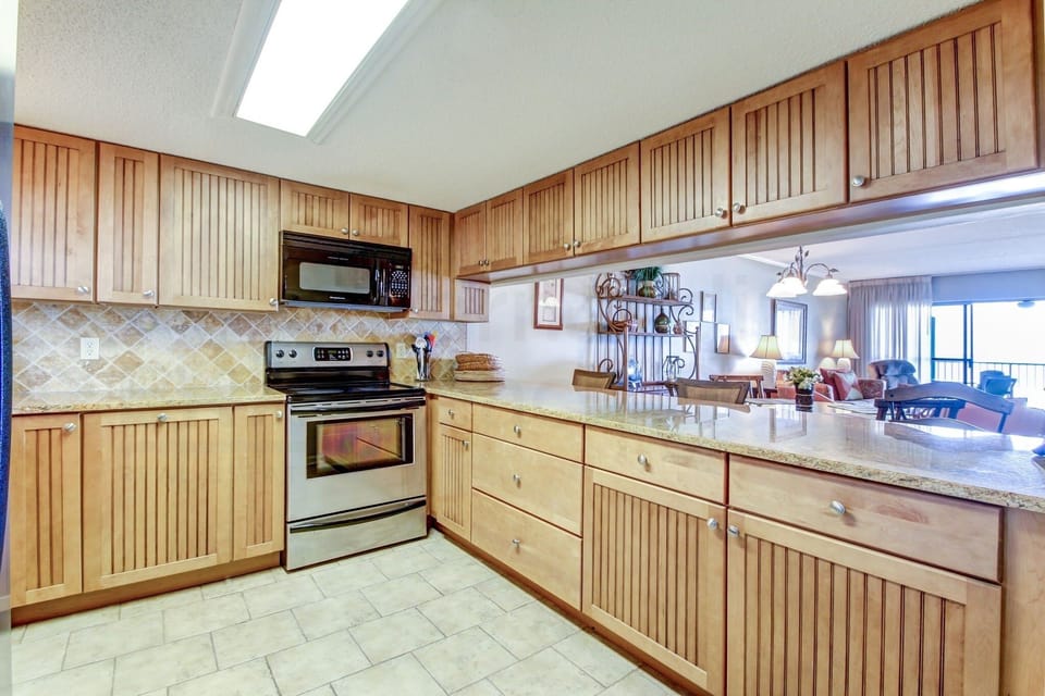 Condo, 2 Bedrooms | Private kitchen | Full-size fridge, microwave, oven, stovetop