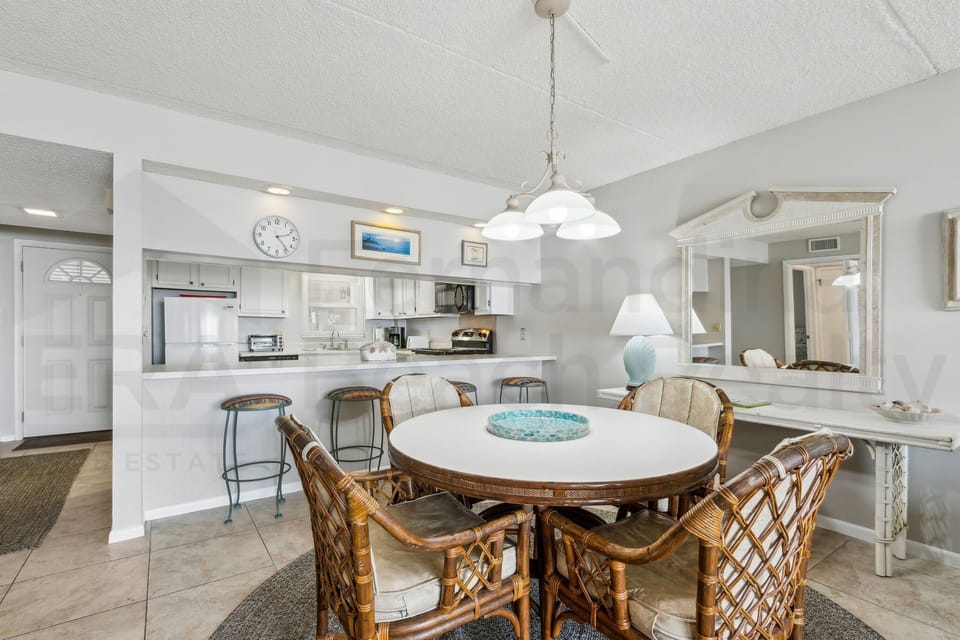 Condo, 2 Bedrooms | Dining