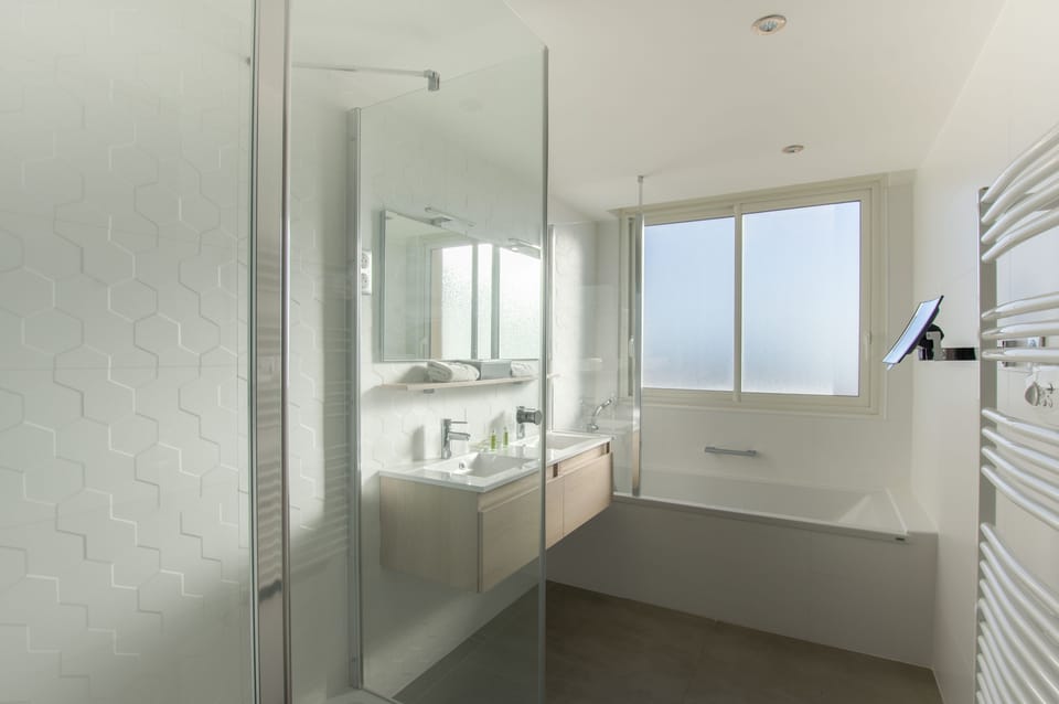 Suite Impérial avec Terrasse et Vue Mer | Bathroom | Hair dryer, towels