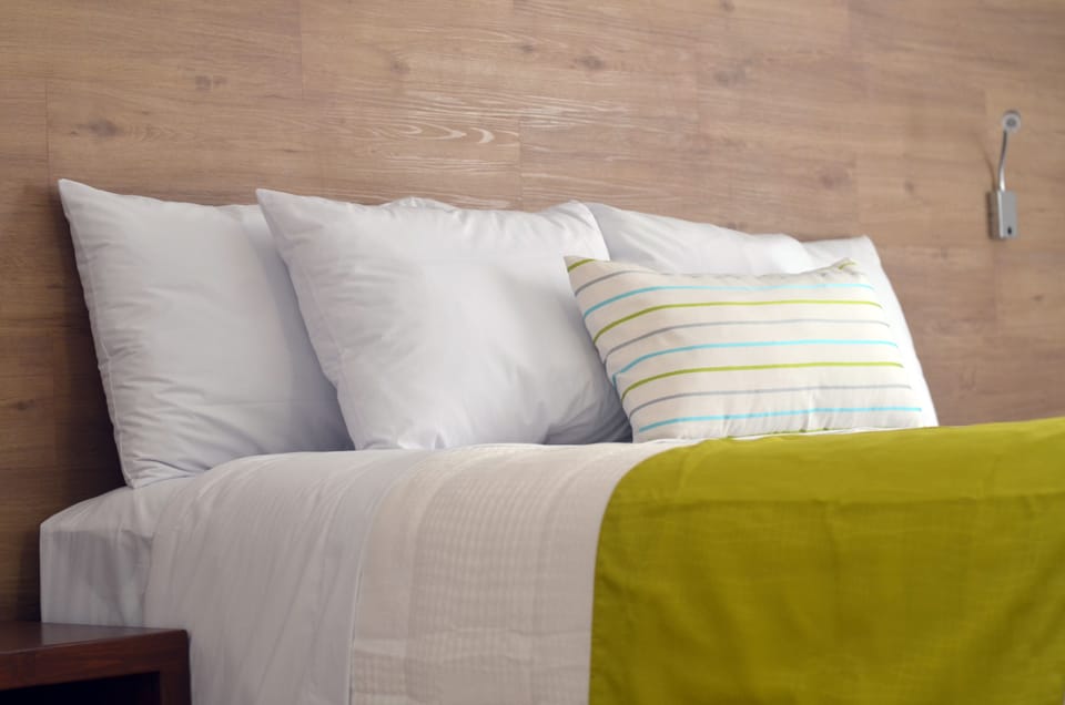 Standard Room, 1 King Bed | In-room safe, desk, laptop workspace, iron/ironing board