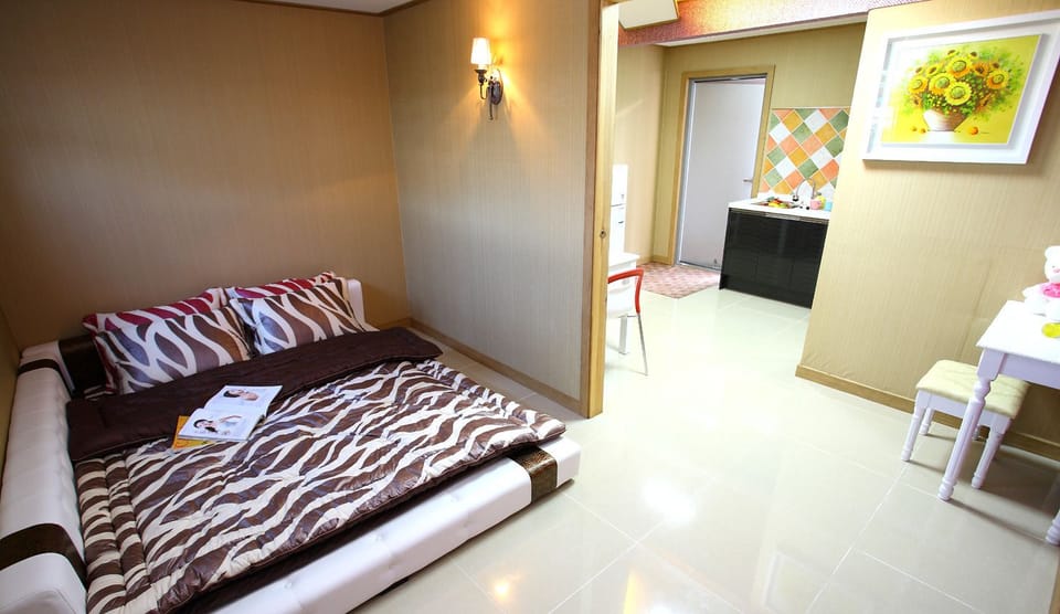 Standard Studio 102 / 103 / 104 | Soundproofing, free WiFi, bed sheets