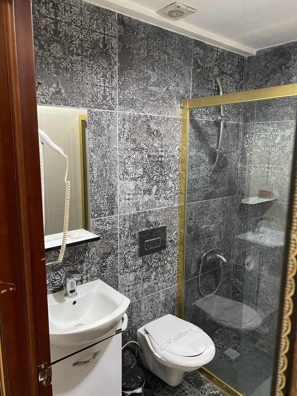 Standard Double or Twin Room | Bathroom | Shower, free toiletries, bathrobes, slippers
