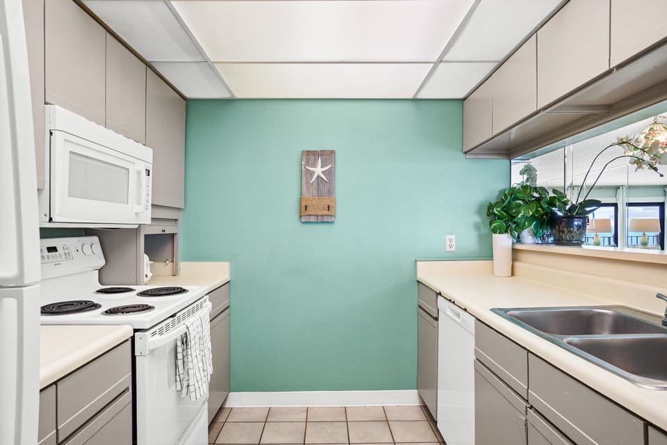 Condo, 1 Bedroom, Sea View ( 801 ) | Private kitchen | Full-size fridge, microwave, oven, stovetop