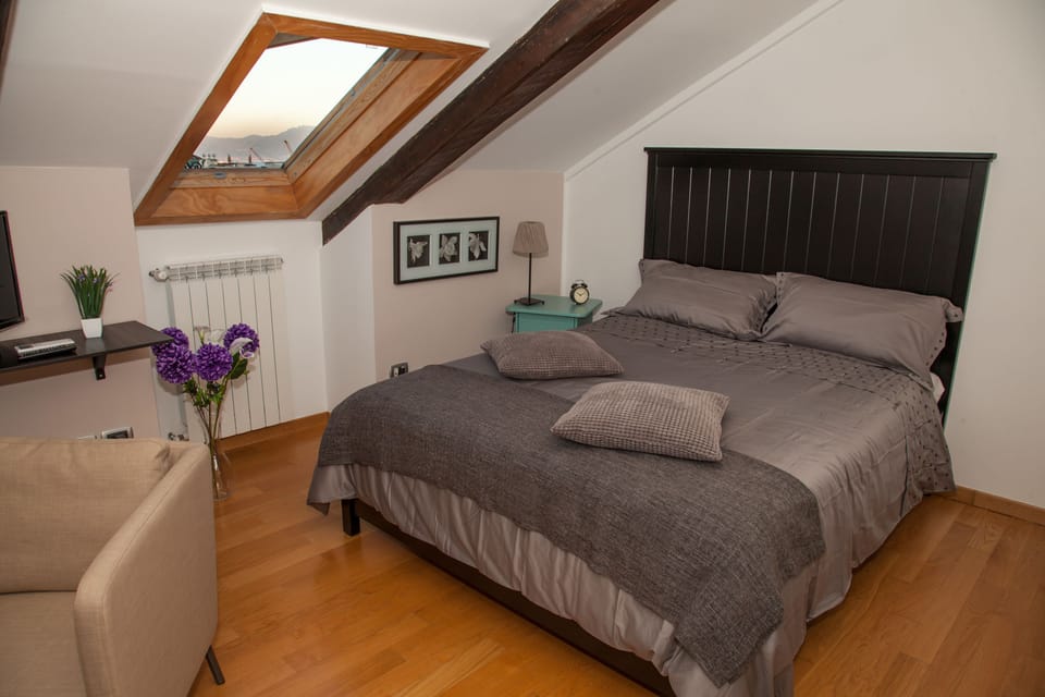 Classic Twin Room, 2 Twin Beds, Shared Bathroom | Premium bedding, minibar, desk, iron/ironing board