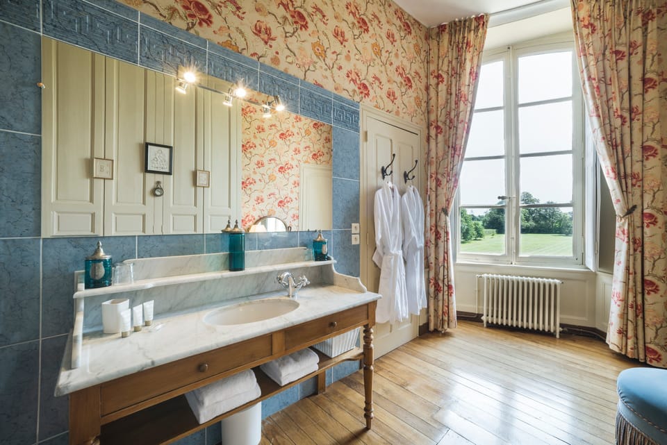 Prestige Suite | Bathroom | Free toiletries, hair dryer, bathrobes, slippers