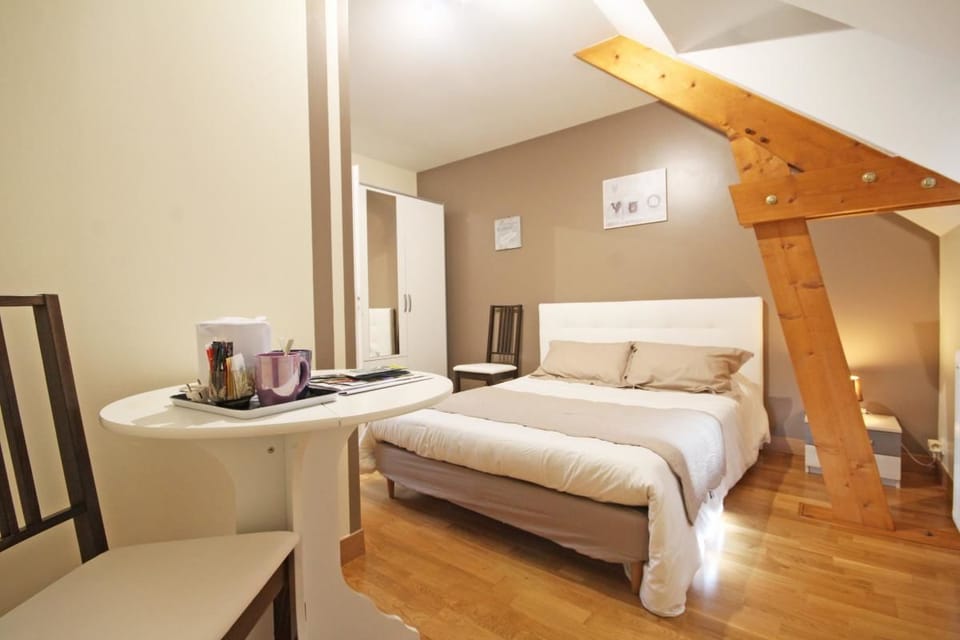 Double Room (Plumes) | Soundproofing, cribs (free), WiFi (free), individually decorated