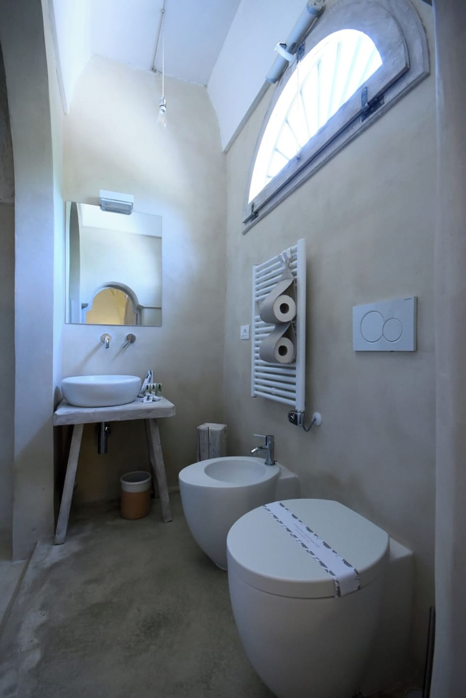 Comfort Double Room | Bathroom | Shower, free toiletries, hair dryer, bidet