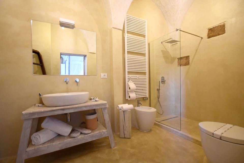 Suite | Bathroom | Shower, free toiletries, hair dryer, bidet