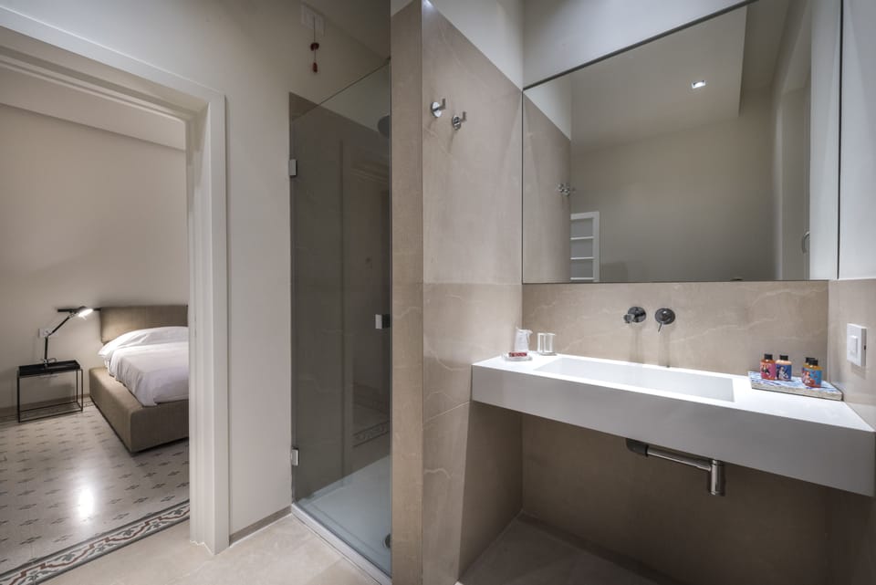 Shower, rainfall showerhead, free toiletries, hair dryer