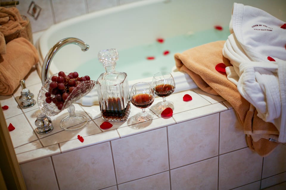 Room #5 Deluxe Suite with Queen Bed & Jacuzzi Bath | Jetted tub