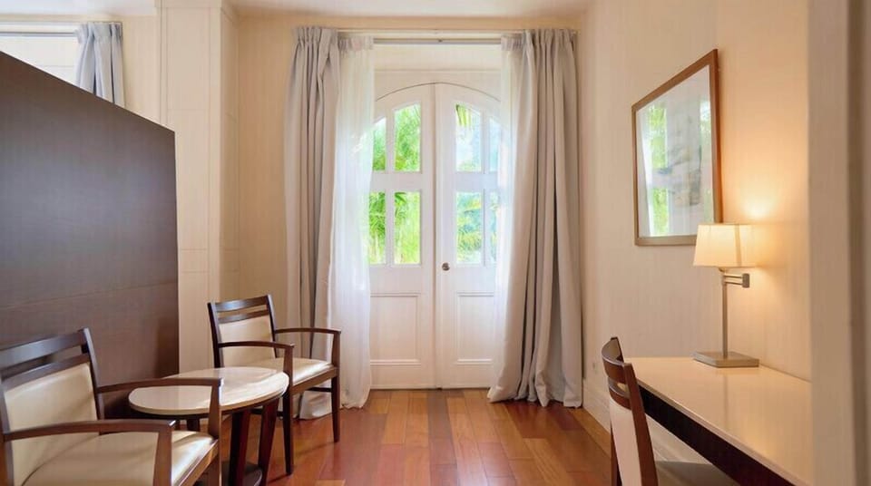 Premium Room, 1 Queen Bed | Minibar, in-room safe, desk, laptop workspace