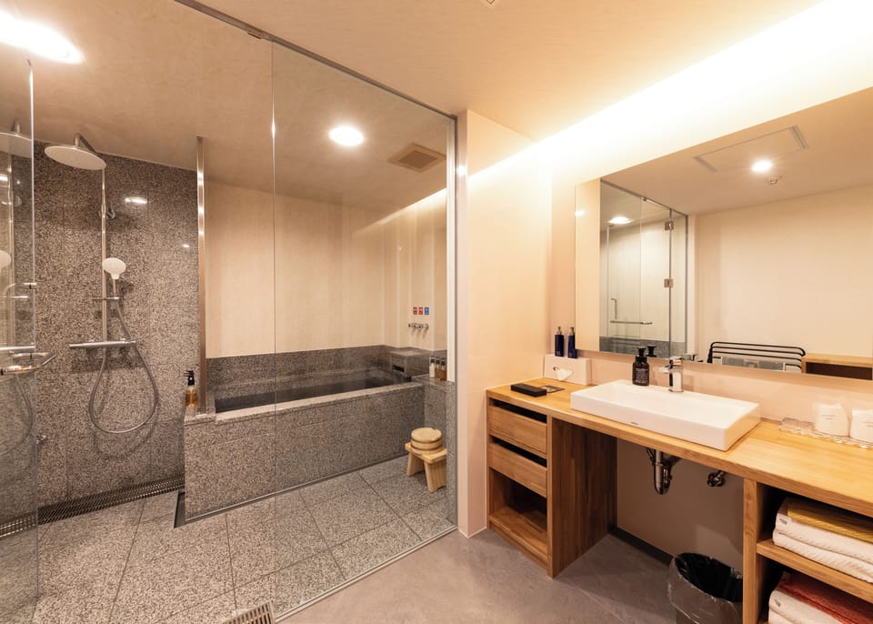 Deluxe Suite | Bathroom | Separate tub and shower, deep soaking tub, free toiletries, hair dryer