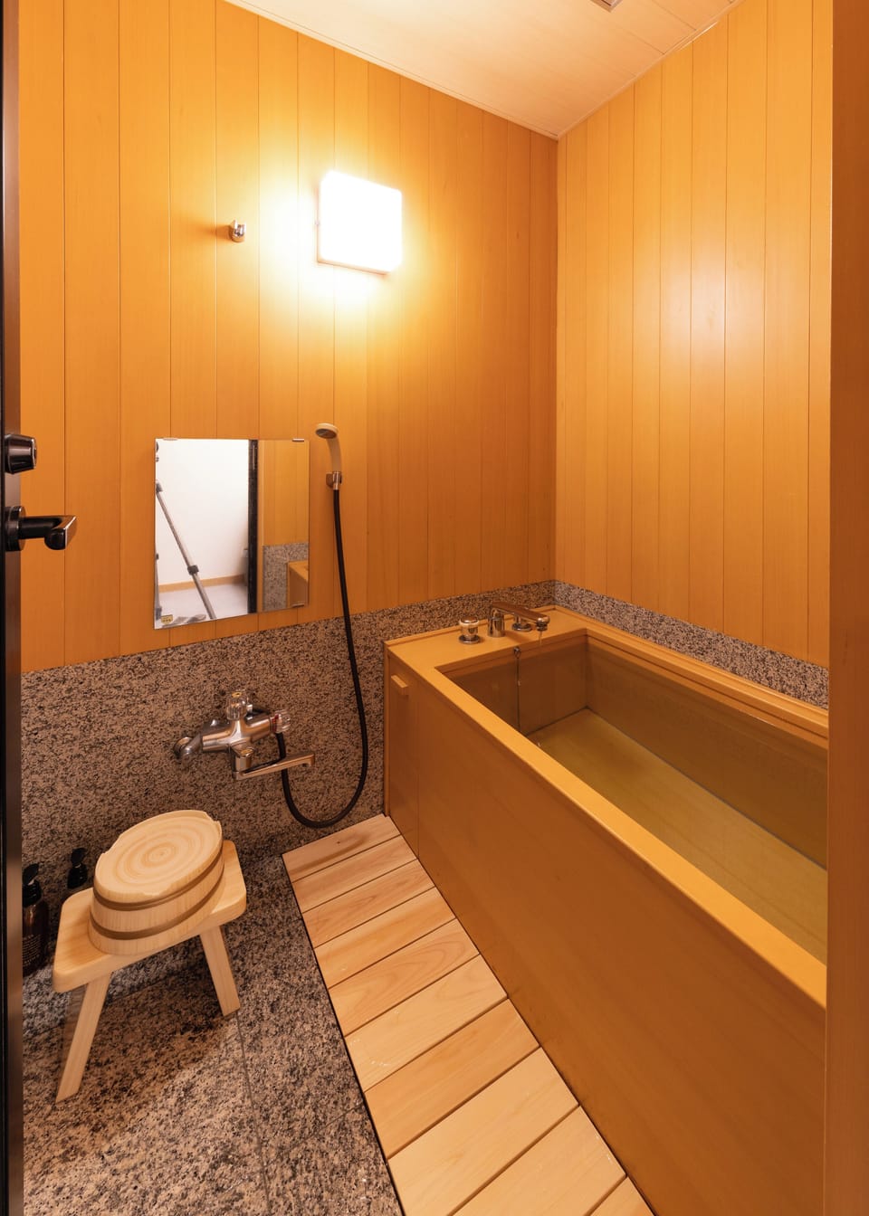 Standard Twin Room | Bathroom | Separate tub and shower, deep soaking tub, free toiletries, hair dryer