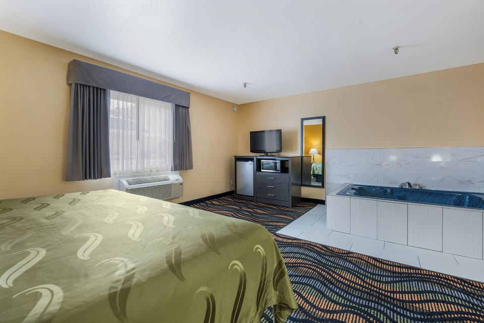 Standard Room, 1 King Bed, Non Smoking, Pets Not Allowed | Iron/ironing board (on request), WiFi (free), bed sheets