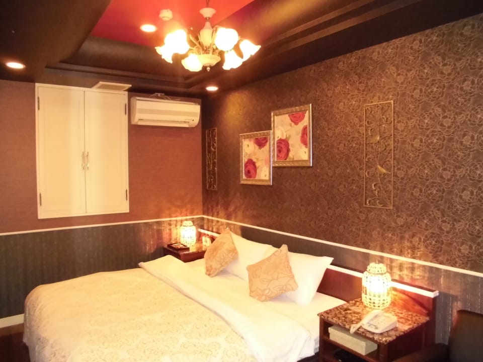 Standard Double Room (1 King Size Bed) | Soundproofing, WiFi (free), bed sheets