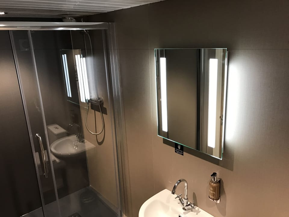 Deluxe Double Room, 1 Bedroom | Bathroom | Shower, free toiletries, hair dryer, towels