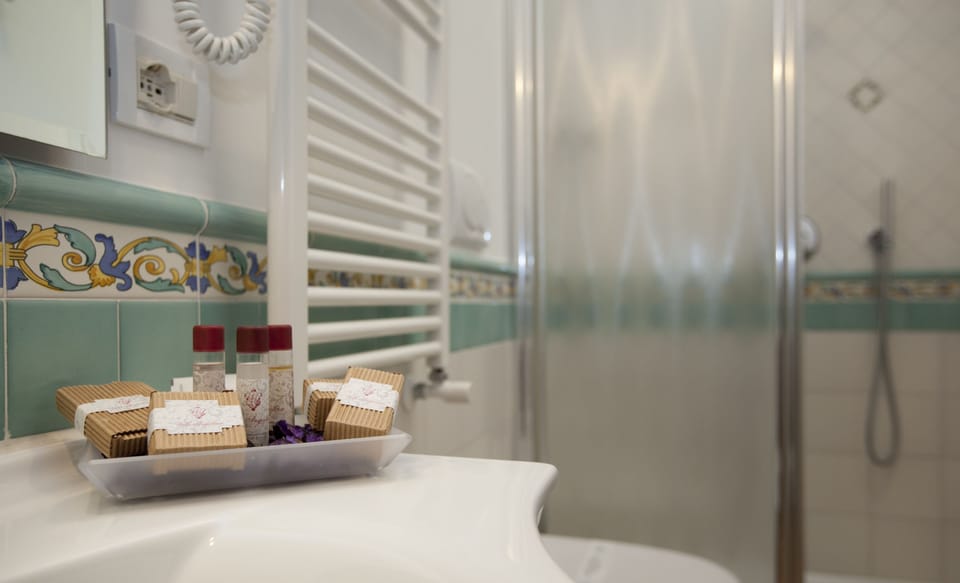 Shower, rainfall showerhead, free toiletries, hair dryer
