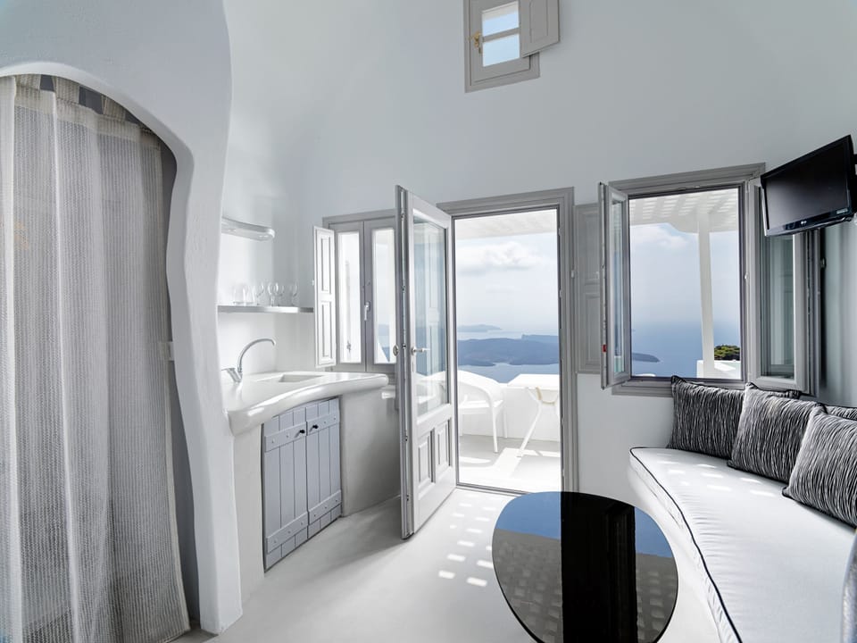 Superior Suite | Egyptian cotton sheets, premium bedding, pillowtop beds, in-room safe