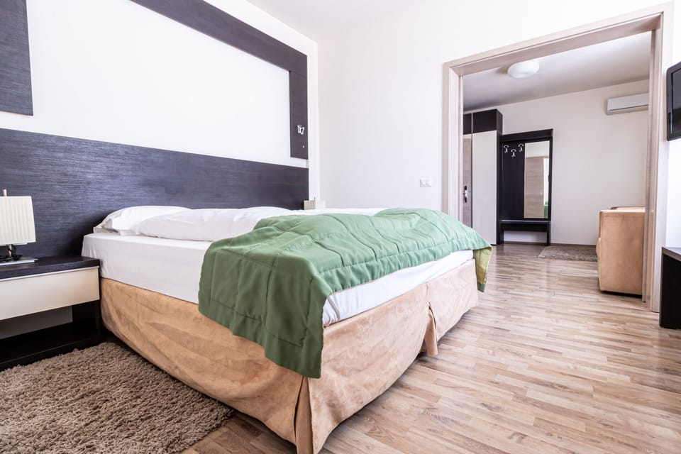 Suite | Premium bedding, down comforters, pillowtop beds, minibar