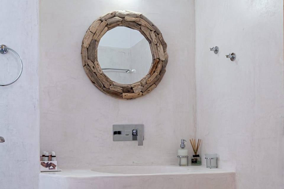 Deluxe Apartment outdoor jetted tab Sea View | Bathroom sink