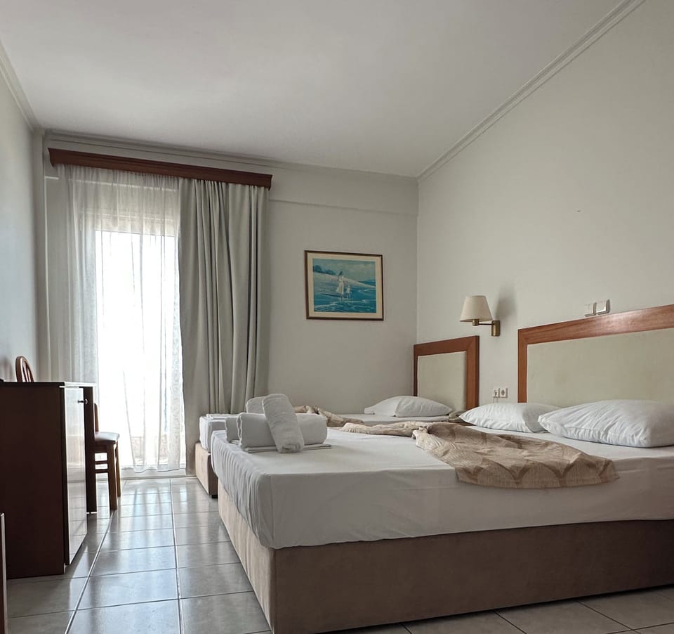 Triple Room | In-room safe, soundproofing, cribs (free), WiFi (free)