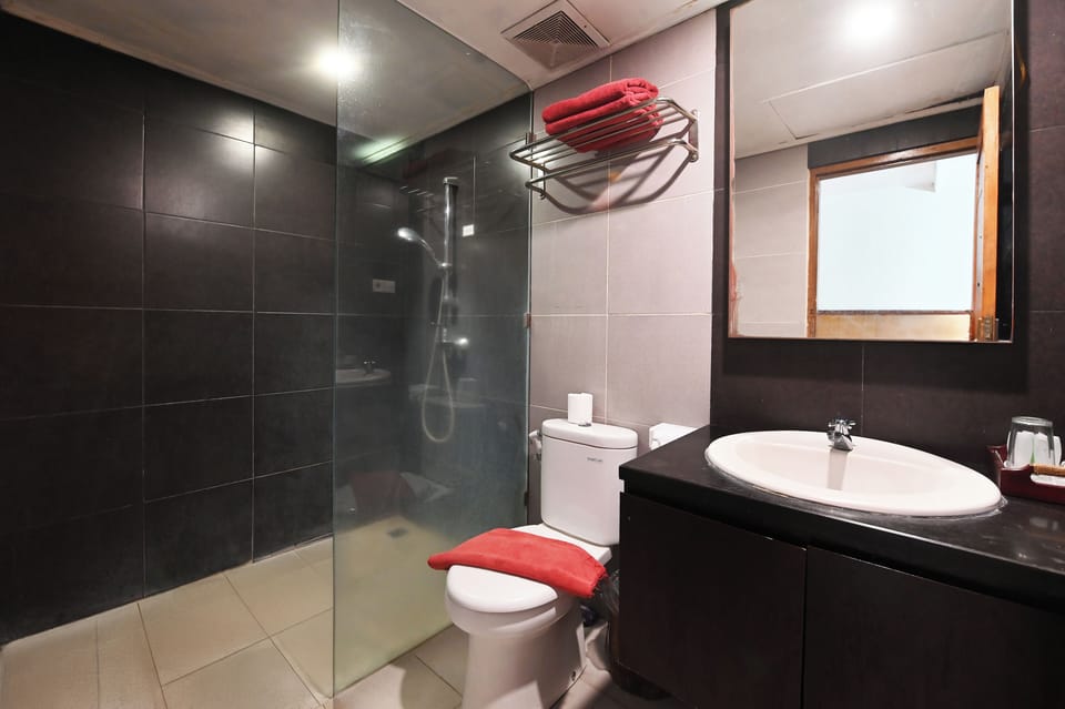 Deluxe Double Room (Room Only) | Bathroom | Free toiletries, towels, soap, shampoo