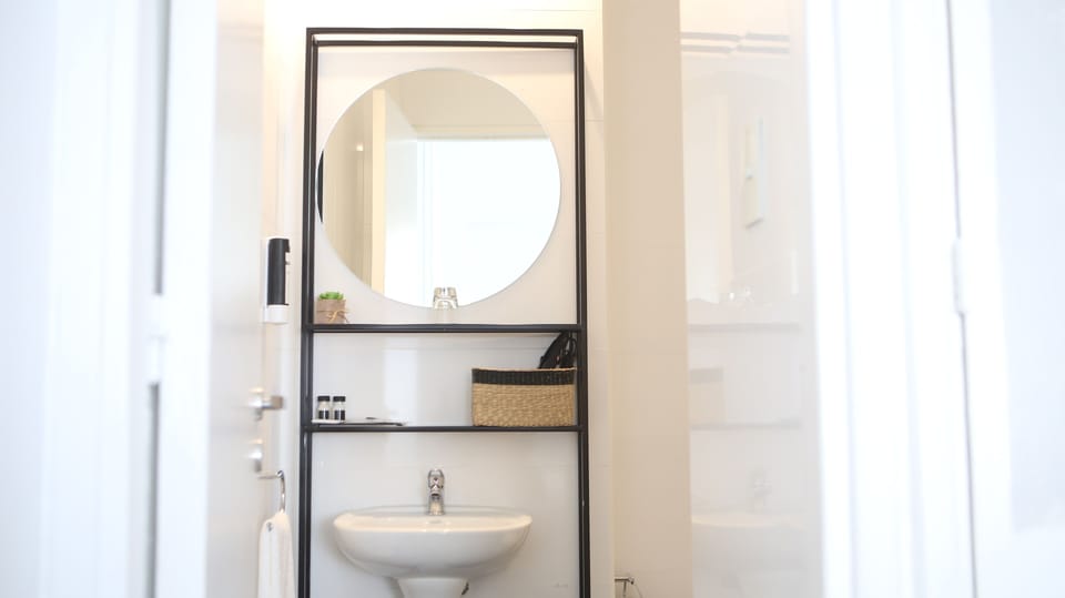 Superior Double Room | Bathroom | Combined shower/tub, rainfall showerhead, free toiletries, hair dryer