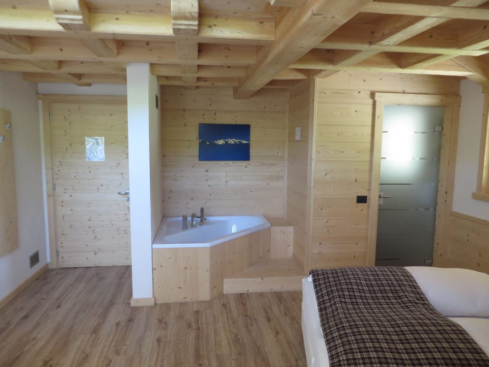 Studio Suite | Jetted tub