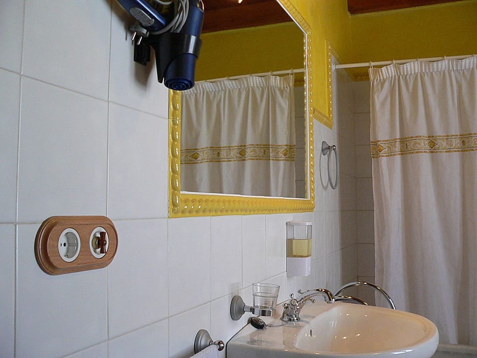 Family House, 5 Bedrooms, Mountain View | Bathroom | Combined shower/tub, hair dryer, bidet, towels
