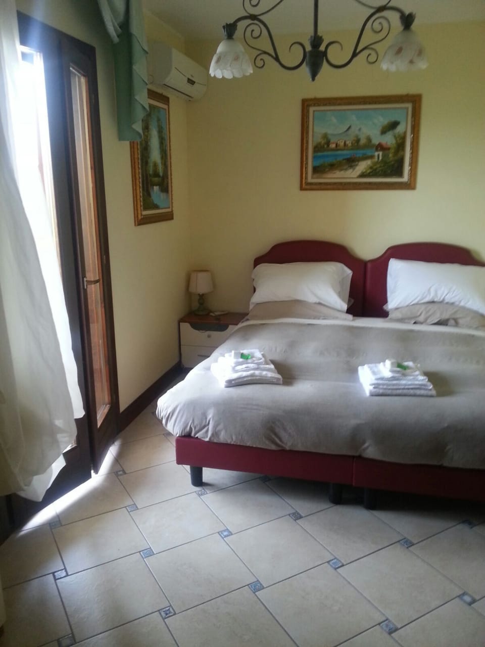 Premium bedding, desk, cribs/infant beds