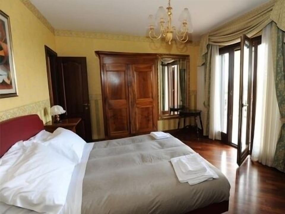 Suite, Balcony, Garden View | Premium bedding, desk, cribs/infant beds