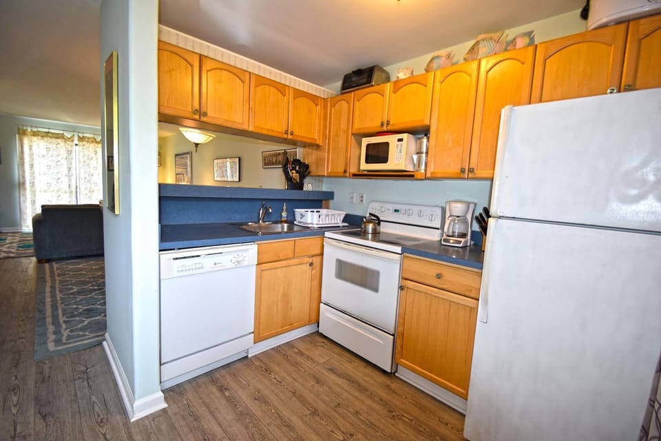 Townhome, 2 Bedrooms | Private kitchen | Full-size fridge, microwave, oven, stovetop