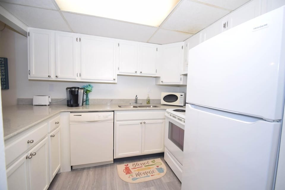Condo, 2 Bedrooms | Private kitchen | Microwave, oven, coffee/tea maker, toaster