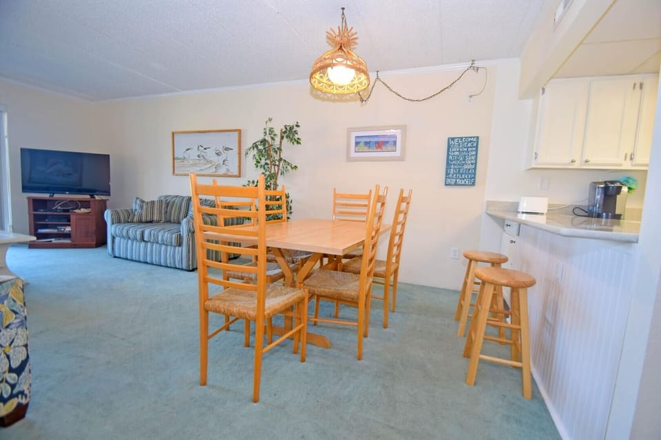 Condo, 2 Bedrooms | Dining