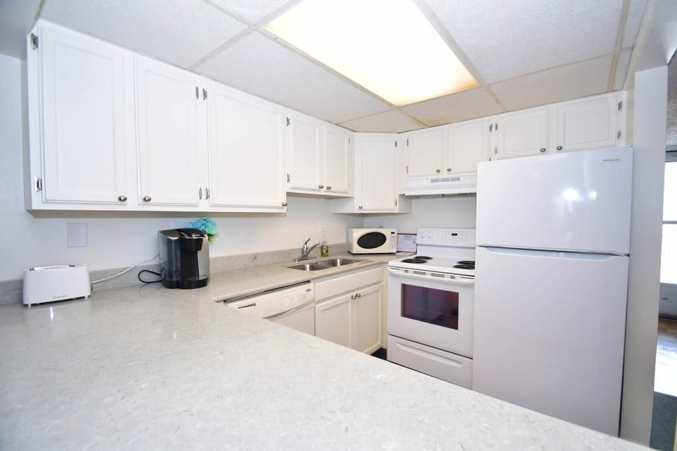 Condo, 2 Bedrooms | Private kitchen | Microwave, oven, coffee/tea maker, toaster