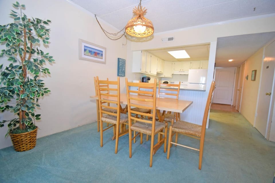 Condo, 2 Bedrooms | Dining