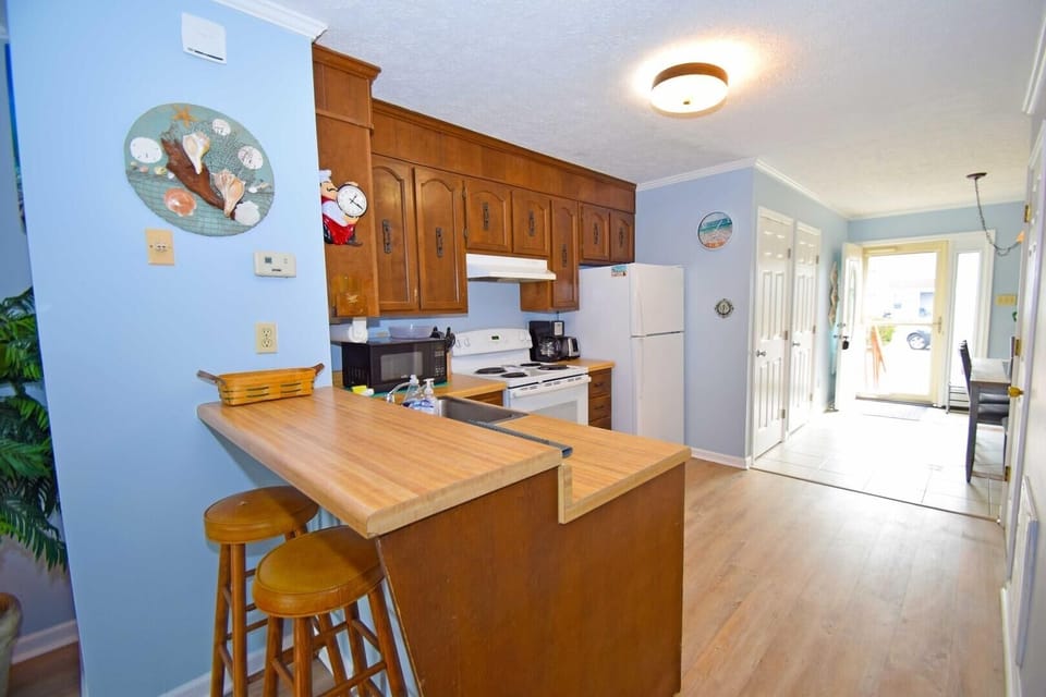 Townhome, 2 Bedrooms | Private kitchen | Full-size fridge, microwave, oven, stovetop