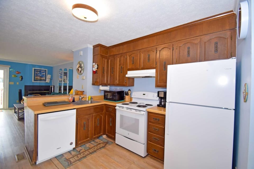 Townhome, 2 Bedrooms | Private kitchen | Full-size fridge, microwave, oven, stovetop