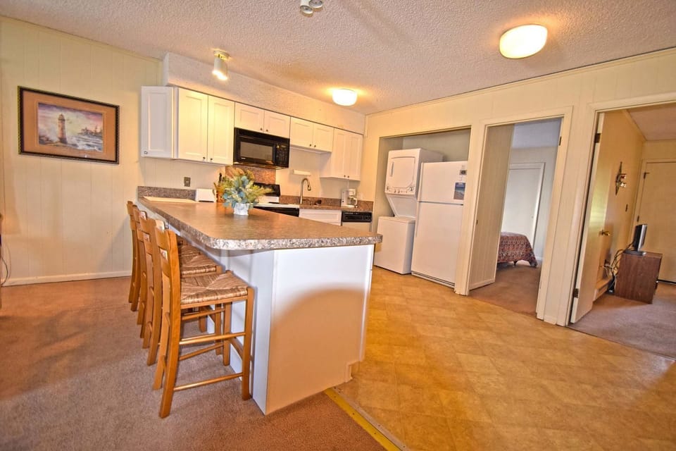 Condo, 3 Bedrooms | Private kitchen | Full-size fridge, microwave, oven, stovetop