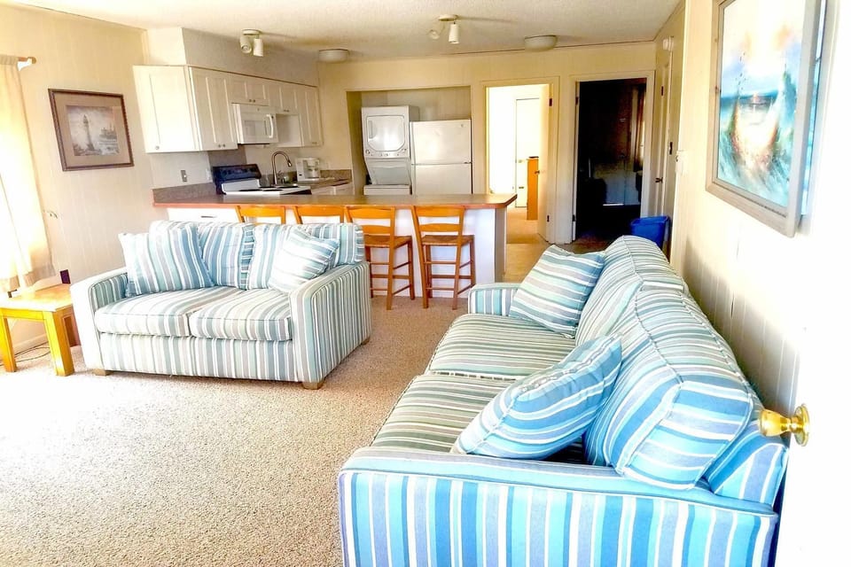 Condo, 3 Bedrooms | Living room | TV, DVD player