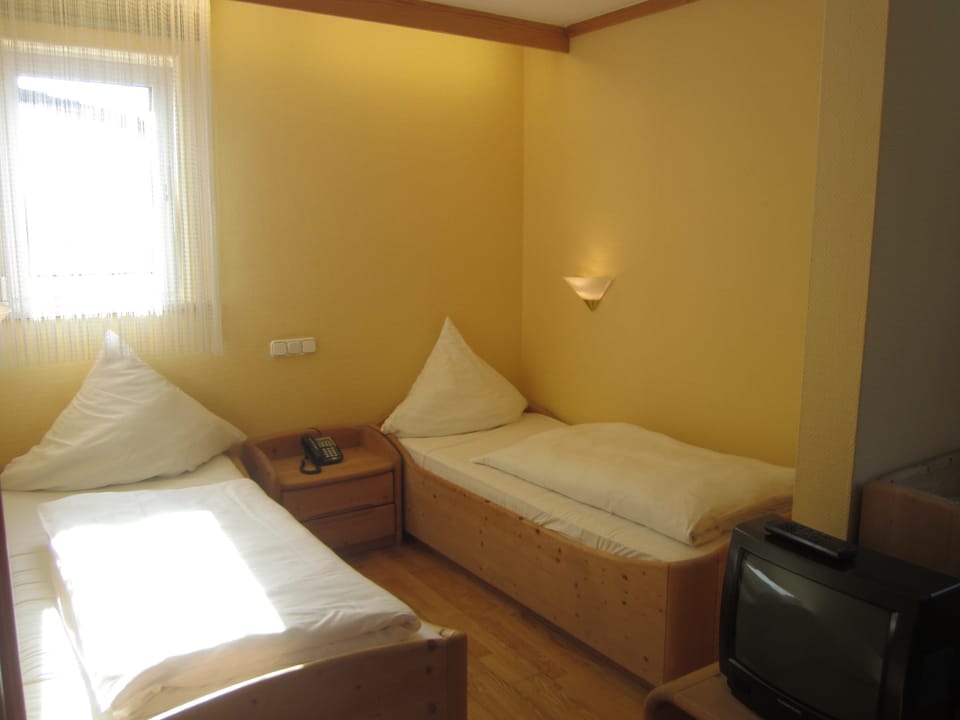 Standard Twin Room | In-room safe, desk, WiFi (free), bed sheets