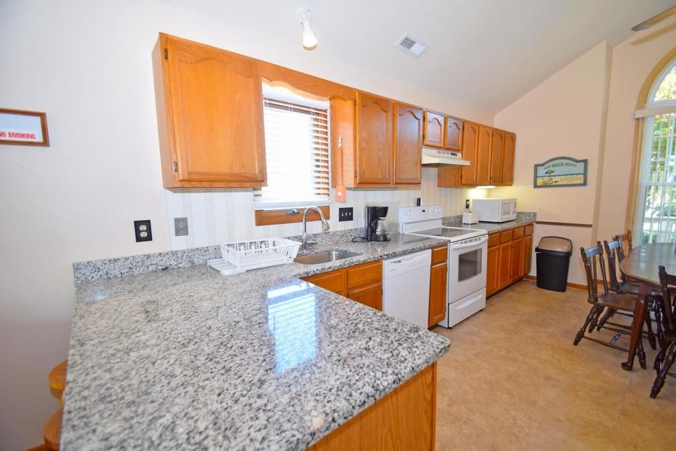 House, 3 Bedrooms | Private kitchen | Fridge, microwave, oven, stovetop