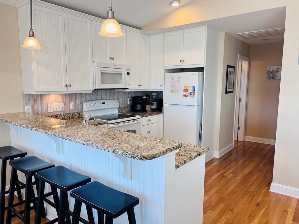 House, 4 Bedrooms | Private kitchen | Full-size fridge, microwave, oven, stovetop