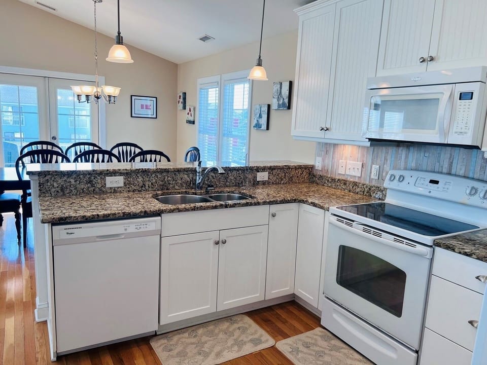 House, 4 Bedrooms | Private kitchen | Full-size fridge, microwave, oven, stovetop