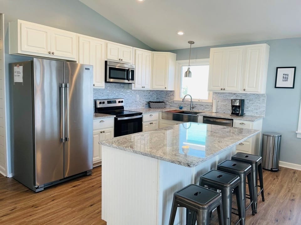 House, 4 Bedrooms | Private kitchen | Coffee/tea maker, full-size fridge, microwave, oven