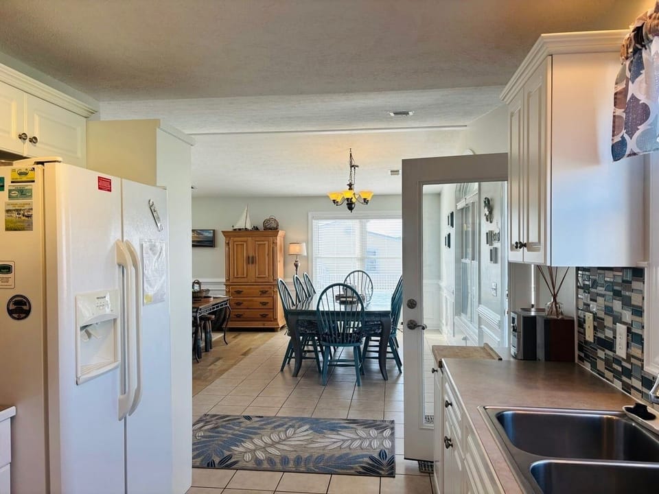 House, 4 Bedrooms | Private kitchen | Full-size fridge, microwave, oven, stovetop